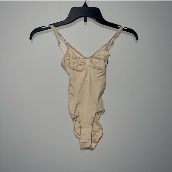 NWOT SKIMS SHAPEWEAR SEAMLESS SCULPT BRIEF BODYSUIT SAND XS - Picture 1 of 3